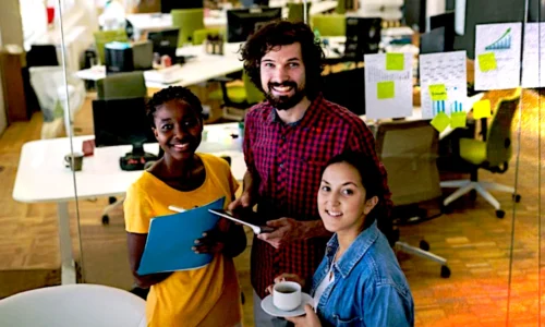 Equipe diversa colaborando em ambiente de inovação empresarial com gráficos e post-its em escritório moderno de empresa de médio porte