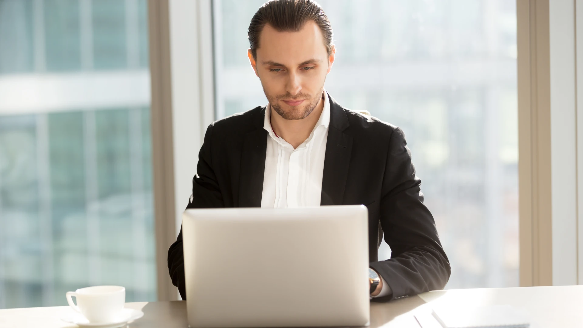 Empresário analisando dados no computador, representando o preenchimento do FORM P&D 2025 com foco em inovação e governança empresarial.